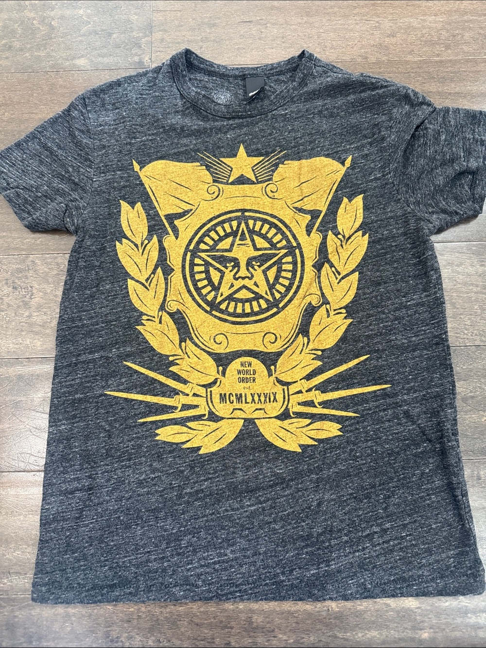 Obey t shirt men’s medium gold star new world order